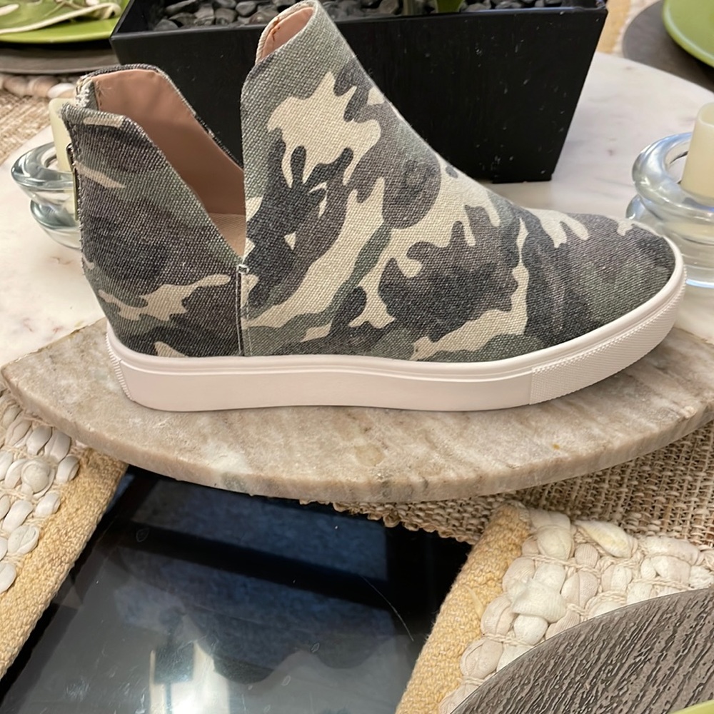 Steve Madden Green Camo Sneaker with Zippered Back. Size 6.5